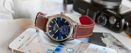 Die Alpina Horological Smartwatch gibt’s jetzt auch in blau